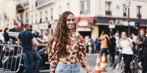 Γυναίκα με φλοράλ τοπ