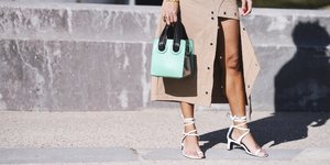 Γυναίκα με φούστα και πέδιλα