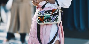 Γυναίκα κρατάει τσάντα