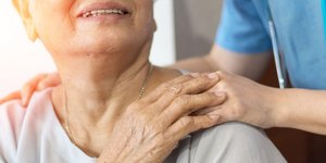 Γυναικα ηλικιωμένη με νοσοκομα 