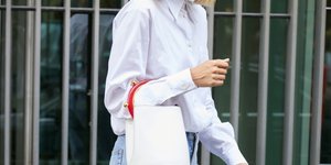 Γυναίκα με τζιν παντελόνι