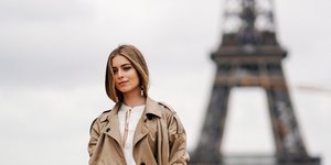 Γυναίκα με καμπαρντίνα στο Παρίσι 