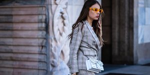 Γυναίκα με καρό κοστούμι και γυαλιά