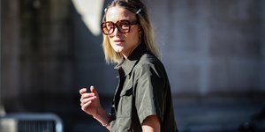 Γυναίκα με χακί πουκάμισο