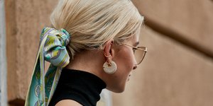 Γυναίκα με μαντήλι στα μαλλιά