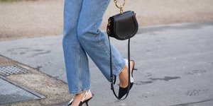 Γυναίκα με τζιν παντελόνι και μαύρα αξεσουάρ