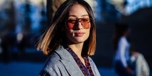 Γυναίκα με γυαλιά περπατάει στον δρόμο