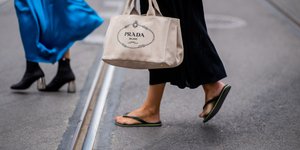 Mια γυναίκα περπατά με σαγιονάρες στους δρόμους της πόλης