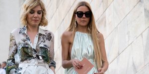 Δύο γυναίκες κατεβαίνουν τα σκαλιά με αέρινα φορέματα