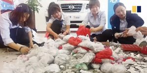 Γυναίκες μετρούν κέρματα