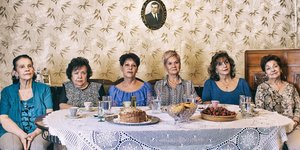 Γυναίκες μπροστά σε τραπέζι