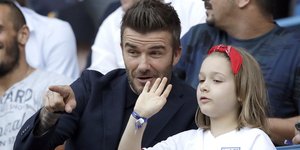 Ο Ντέιβιντ και η Χάρπερ Μπέκαμ στο γήπεδο