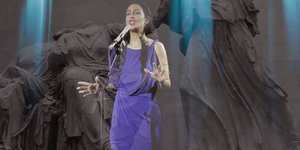 Τραγουδιστρια μπλε φόρεμα 