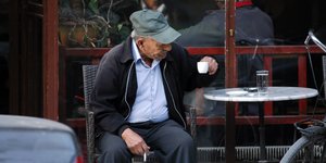 Ενας ηλικιωμένος σε καφενείο
