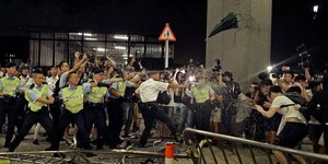 Αστυνομία και διαδηλωτές μάχονται σε δρόμο