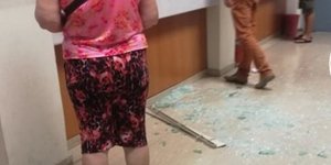 Εξαγριωμένος πολίτης έσπασε τζαμαρία στο ΙΚΑ Τούμπας