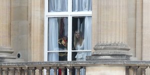 Η Ιβάνκα Τραμπ και ο σύζυγός της σε μπαλκόνι του παλατιού στην Αγγλία