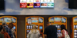 Κόσμος παίζει Powerball