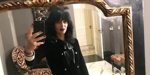 H Ζενεβιέβ Μαζαρί με μαύρο παλτό βγάζει selfie στον καθρέφτη