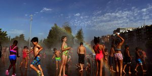 Παιδιά δροσίζονται σε πάρκο της Μαδρίτης. Η Ισπανία πλήττεται όλη την εβδομάδα από ιστορικό κύμα καύσωνα