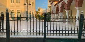 Τα κάγκελα έξω από την εκκλησία