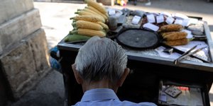 Ενας πωλητής ψητών καλαμποκιών