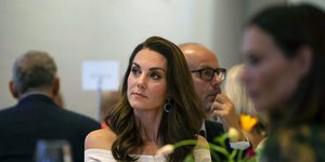 Η Κέιτ Μίντλετον με λευκό φόρεμα παρακολουθεί