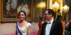 Η Κέιτ Μίντλετον με λευκή τουαλέτα