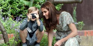 Η Κέιτ Μίντλετον με ένα παιδί που βγάζει φωτογραφία