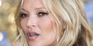 Η Κέιτ Μος ποζάρει στον φακό