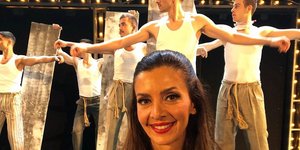 Η Κατερίνα Λέχουν με σταυρωμένα χέρια χαμογελάει στον φακό από τις πρόβες