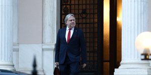 Ο Γιώργος Κατρούγκαλος βγαίνει από το Μαξίμου