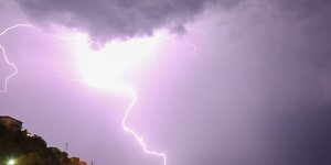 Κεραυνός στον ορίζοντα σε θαλάσσια περιοχή στη Μυτιλήνη