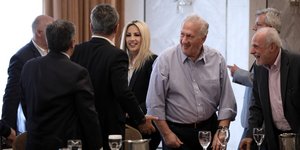 Η Φώφη Γεννηματά χαιρετά στελέχη πριν την κοινή συνεδρίαση ΚΟ-ΠΓ του ΚΙΝΑΛ
