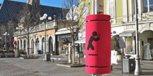 Ειδικά διαμορφωμένη πινακίδα στην Ιταλία