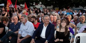 Ο Γ. Κουτσούμπας και άλλα στελέχη του ΚΚΕ κάθονται