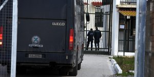 Κλούβα της αστυνομίας παρκαρισμένη σε φυλακές