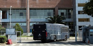 Κλούβα της ΕΛ.ΑΣ. στη διεύθυνση Μεταγωγών