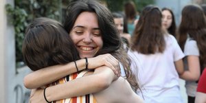 Αγκαλιασμένα κορίτσια