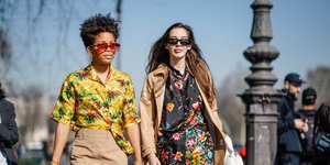 Κορίτσια με χαβανέζικα πουκάμισα