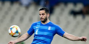 Ο Κώστας Μανωλάς κοντρολάρει τη μπάλα