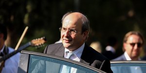 Ο Κωστής Χατζηδάκης βγαίνει από αυτοκίνητο