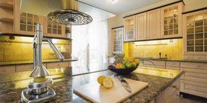 Καθαρή και τακτοποιημένη κουζίνα με λεμόνια στον πάγκο