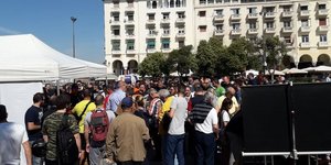 Κόσμος περιμένει στην πλατεία Αριστοτέλους