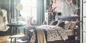 Κρεβατοκάμαρα με κρεβάτι, κουρτίνες, ταπετσαρία, χαλί, τραπεζάκια