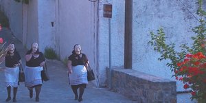 Γυναίκες με μάσκες Casa de papel περπατάνε