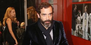 Ο Κωνσταντίνος Μαρκουλάκης με μπλε βελούδινο σακάκι και γκρι παντελόνι