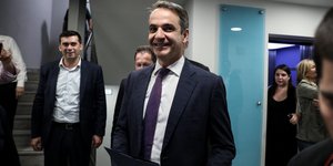 Κυριάκος Μητσοτάκης χαμογελαστός