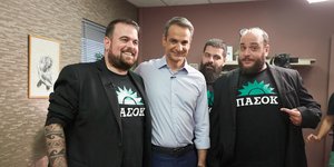 Ο Κυριάκος Μητσοτάκης ποζάρει με τις «Μύγες»