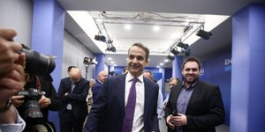 Ο Κυριάκος Μητσοτάκης περπατά δίπλα σε φωτογράφους